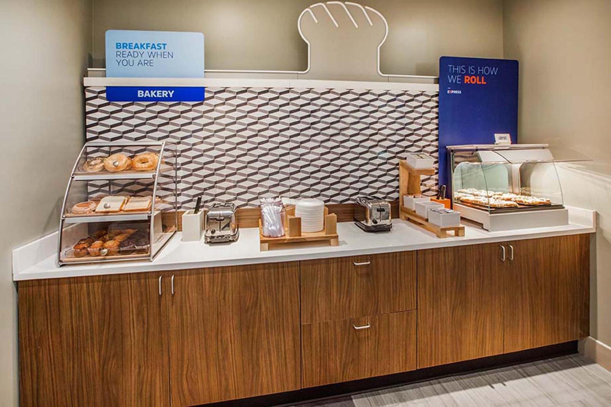 Holiday Inn Express Hotel & Suites Greensboro - Airport Area By Ihg Buitenkant foto