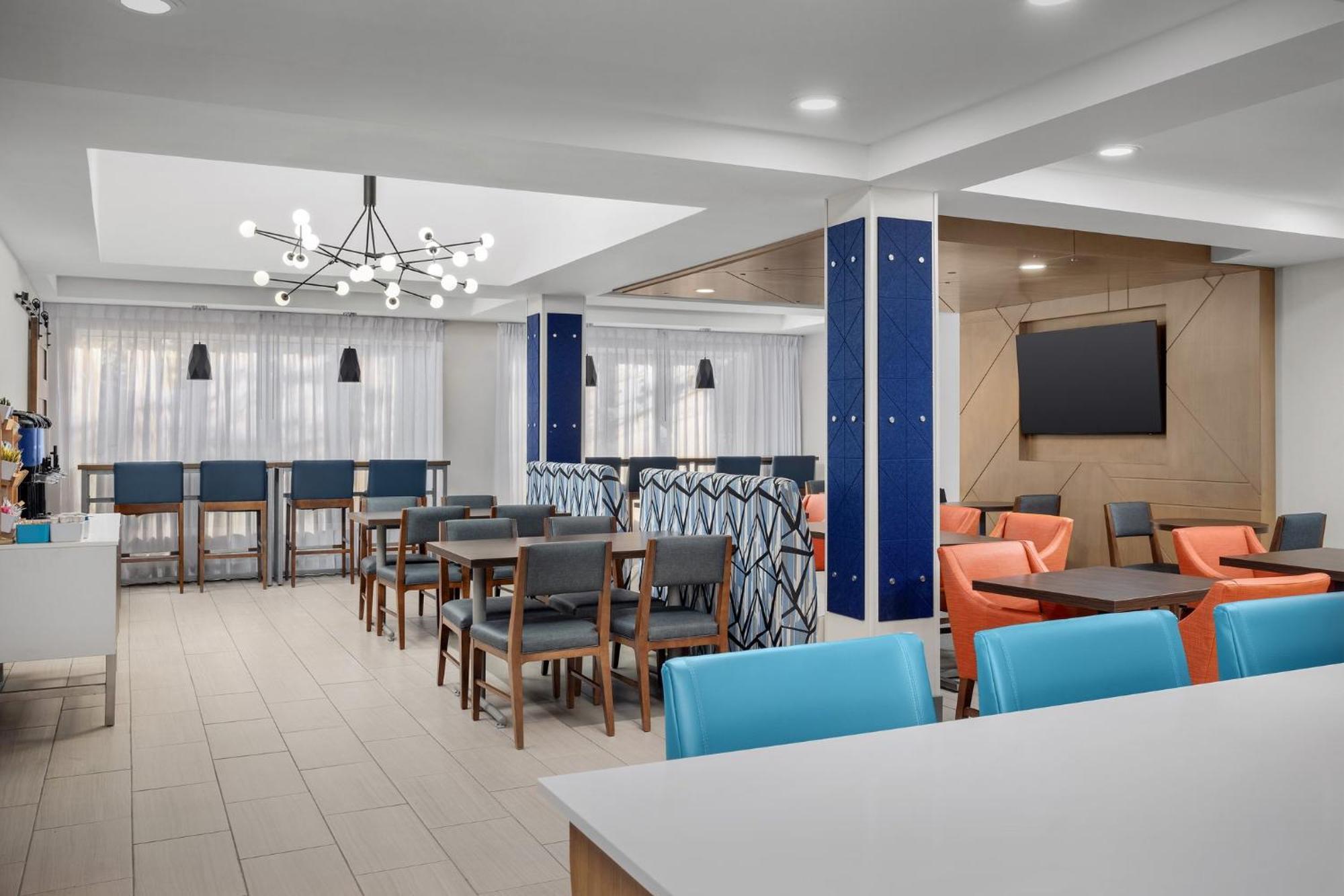 Holiday Inn Express Hotel & Suites Greensboro - Airport Area By Ihg Buitenkant foto
