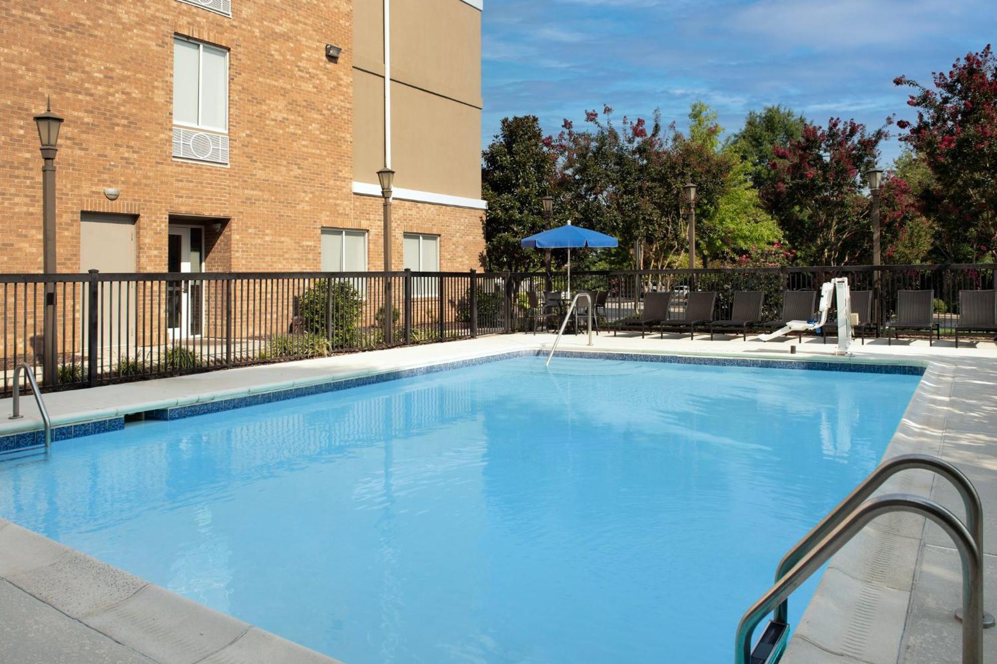 Holiday Inn Express Hotel & Suites Greensboro - Airport Area By Ihg Buitenkant foto