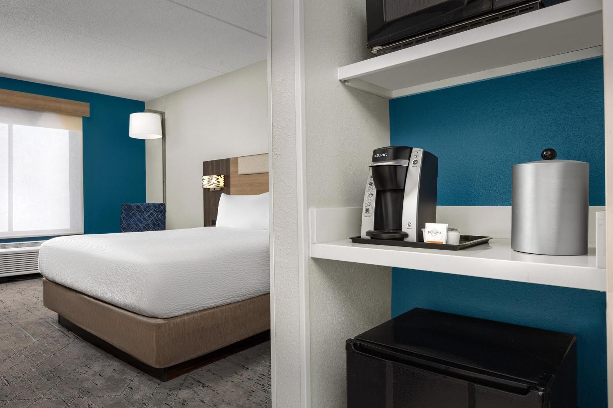 Holiday Inn Express Hotel & Suites Greensboro - Airport Area By Ihg Buitenkant foto