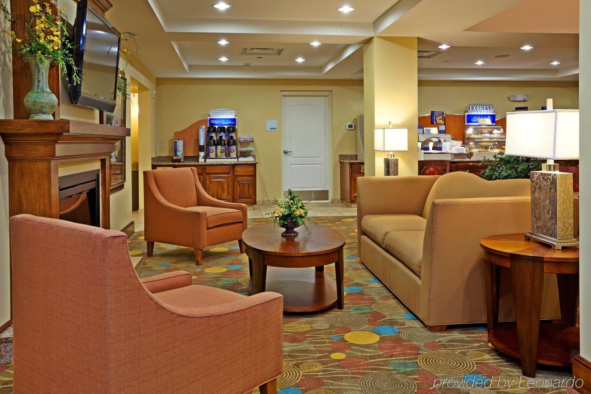 Holiday Inn Express Hotel & Suites Greensboro - Airport Area By Ihg Buitenkant foto