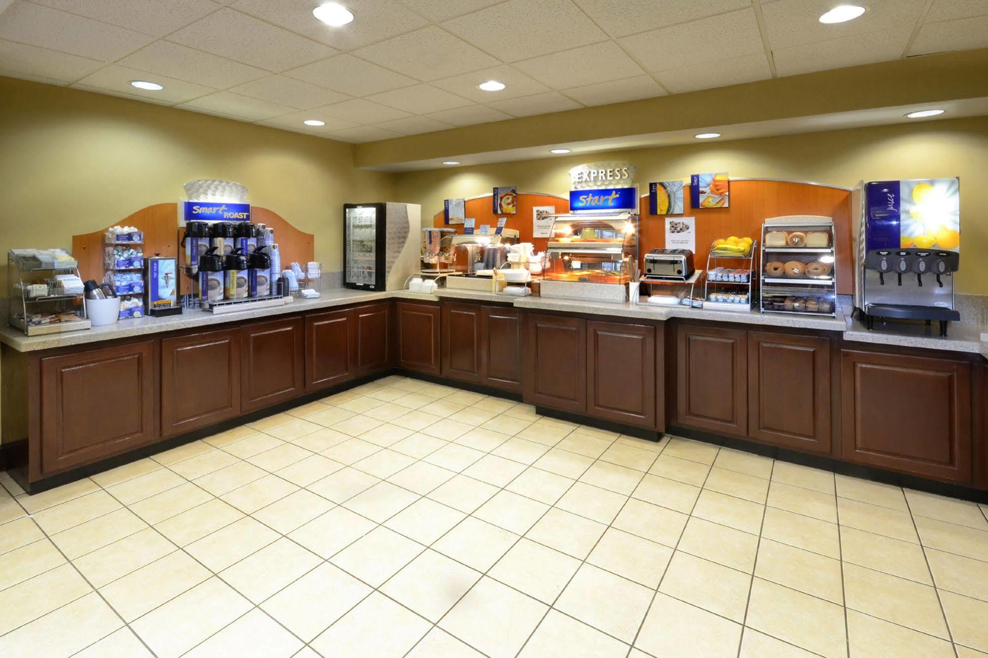 Holiday Inn Express Hotel & Suites Greensboro - Airport Area By Ihg Buitenkant foto